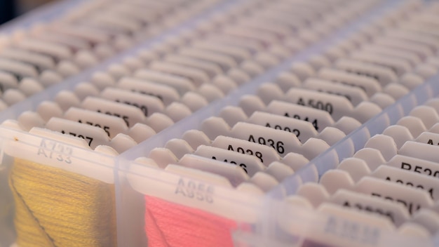 mesa de contacto con cartas y muestras